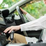 車を運転する男性