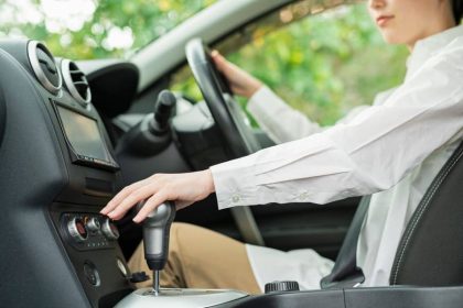 車を運転する男性