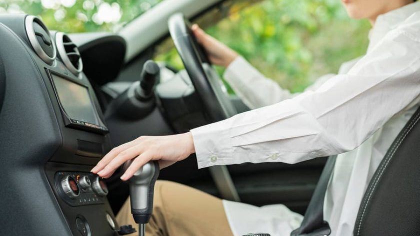 車を運転する男性