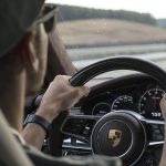 ポルシェを運転する男性
