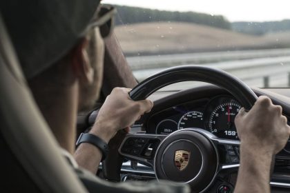 ポルシェを運転する男性
