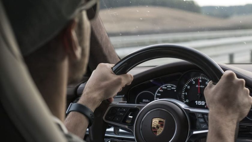 ポルシェを運転する男性