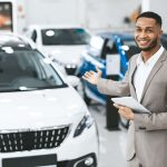 車の販売をする男性
