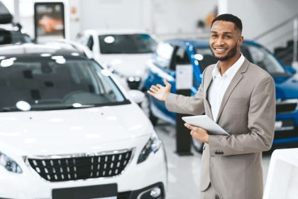 車の販売をする男性