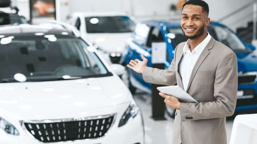 車の販売をする男性