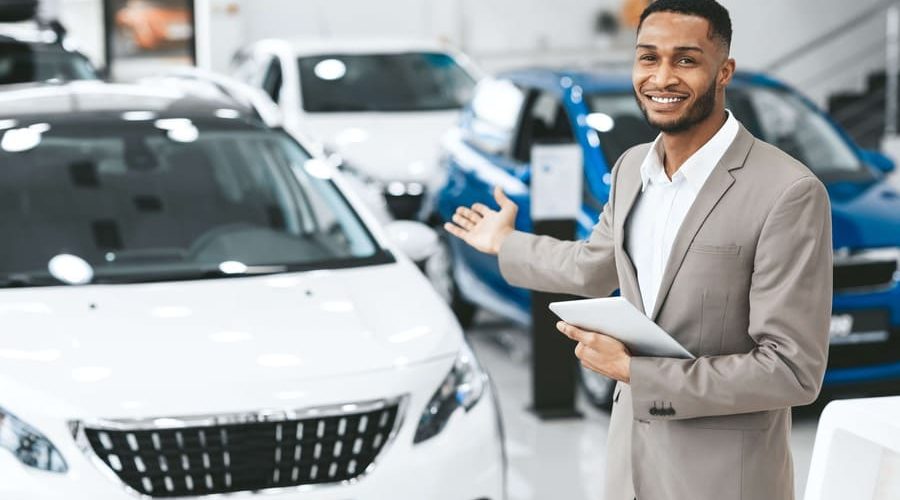 車の販売をする男性