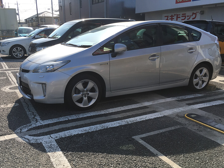駐車中の車