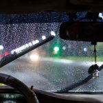 雨の中運転中の車