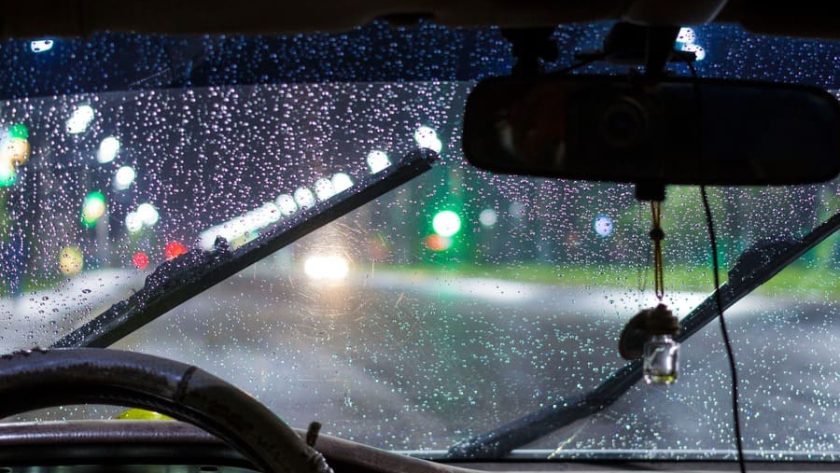 雨の中運転中の車