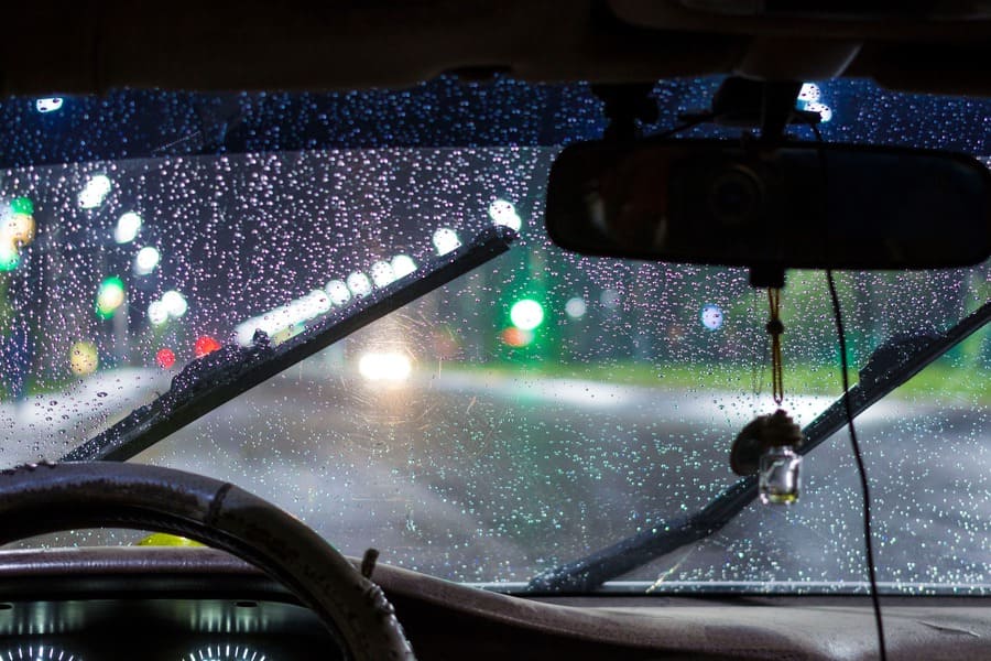 雨の中運転中の車